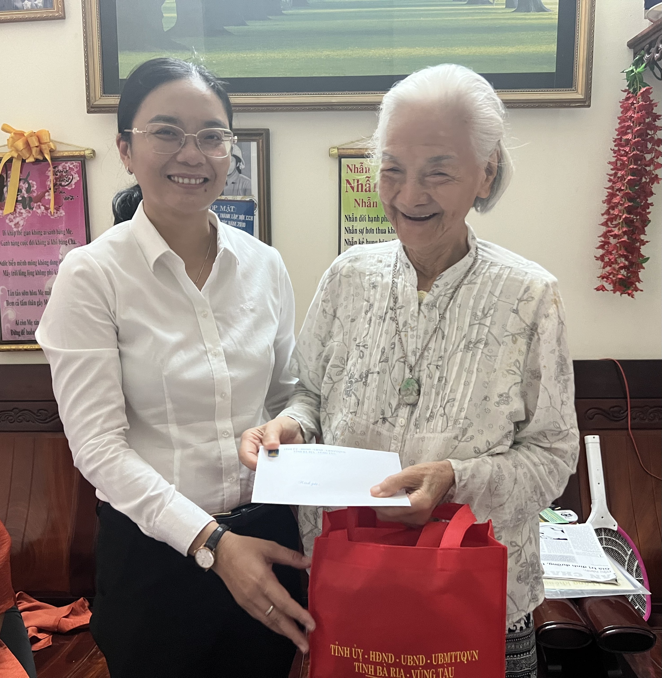 Bà Hồ Thị Ánh Tuyết trao quà bà Bà Phạm Thị Bích Huệ (phường 1, TP.Vũng Tàu).