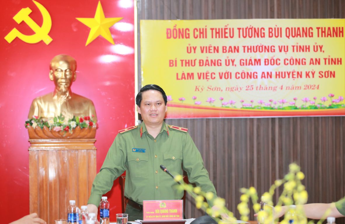 Đồng chí Thiếu tướng Bùi Quang Thanh, Ủy viên Ban Thường vụ Tỉnh ủy, Bí thư Đảng ủy, Giám đốc Công an tỉnh phát biểu chỉ đạo tại buổi làm việc
