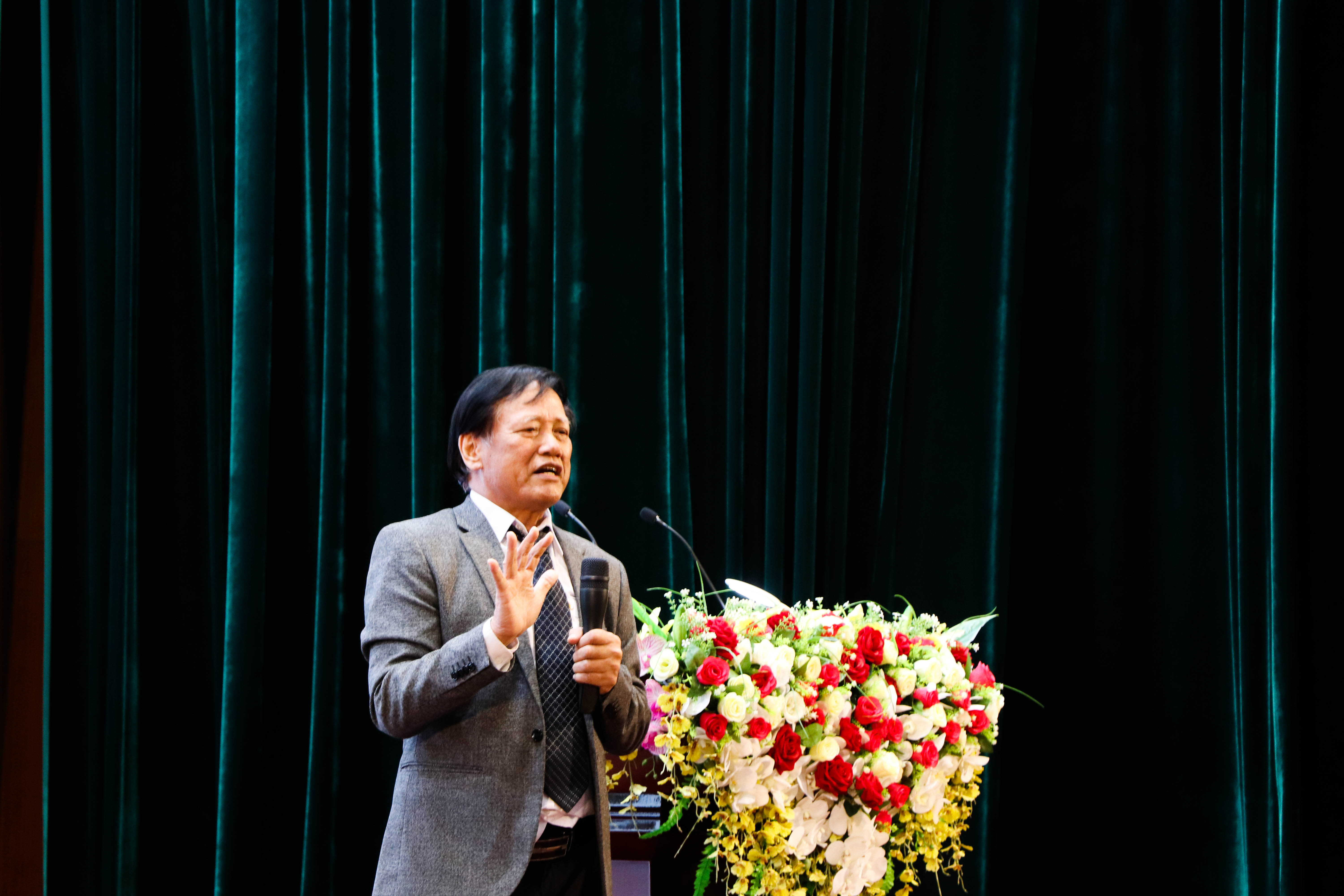 S. Nguyễn Tuân Hoa, Chủ tịch Hội đồng chuyên gia Viện Phát triển kinh tế số Việt Nam trao đổi tại buổi họp mặt.