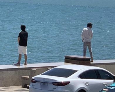  Hình ảnh 2 thanh niên đứng tiểu trên kè biển Vũng Tàu khiến nhiều người bức xúc. Ảnh: Mạng xã hội