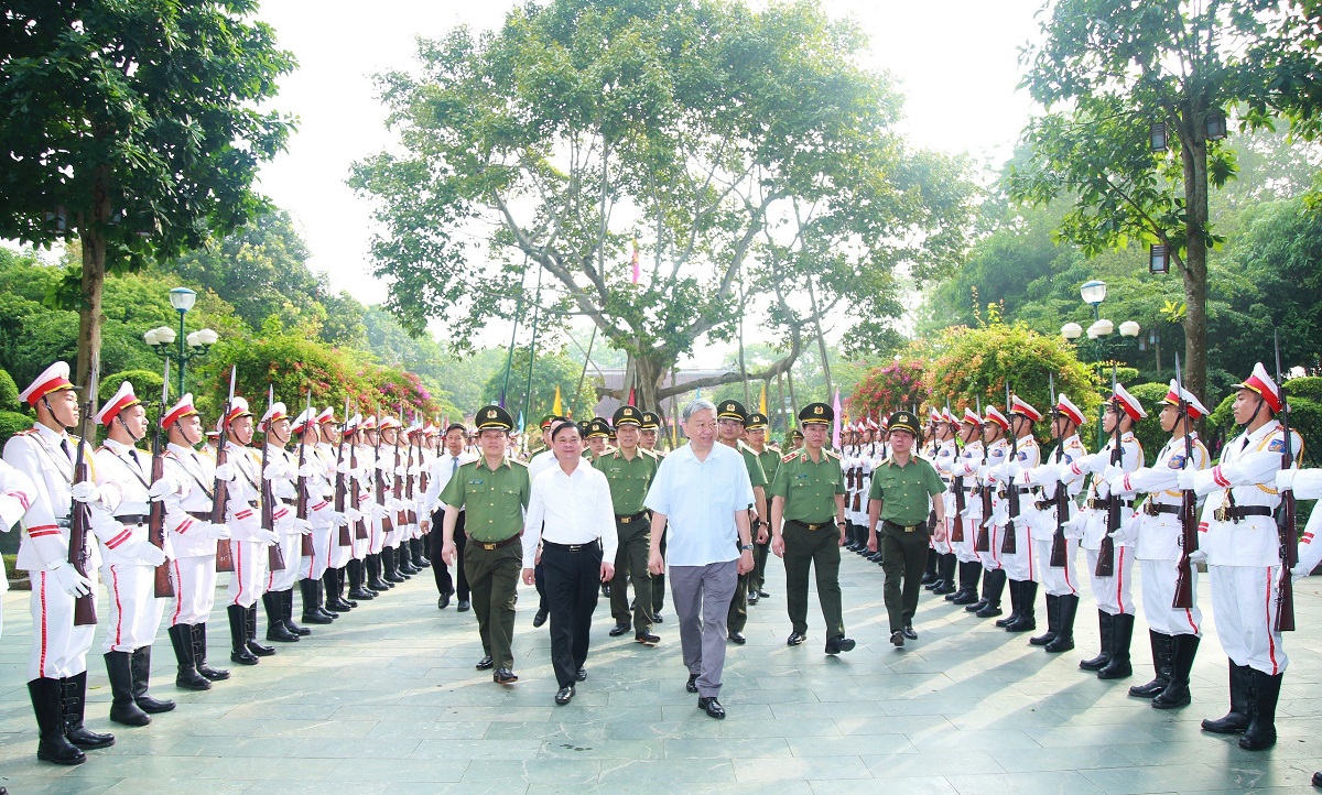 Đoàn đại biểu Đảng ủy Công an Trung ương, Bộ Công an dâng hương tưởng niệm Chủ tịch Hồ Chí Minh
