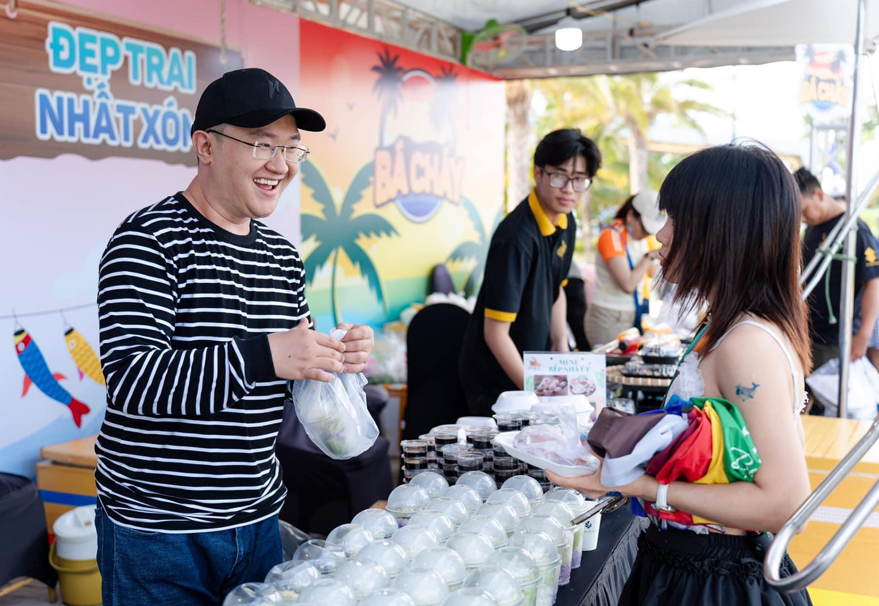 Ẩm thực phục vụ du khách trong khuôn viên Charm Resort Hồ Tràm.