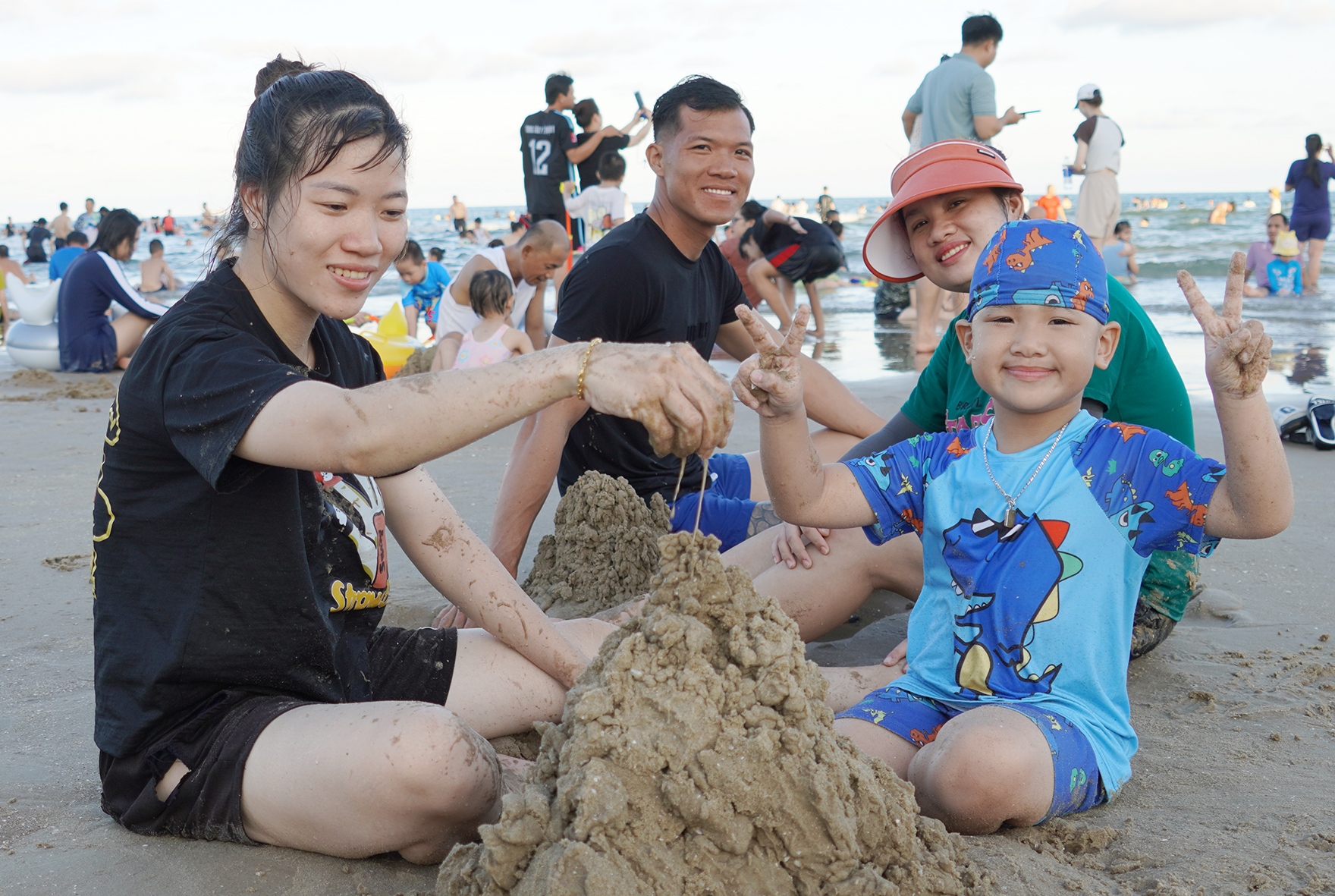 Chị Nguyễn Anh Thư, đến từ Bình Dương (bìa trái) cùng gia đình vui chơi tại Bãi Sau.