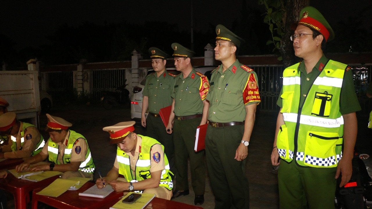 Kiểm tra việc chấp hành điều lệnh CAND đối với các tổ công tác trực tiếp làm việc, tiếp xúc với người dân