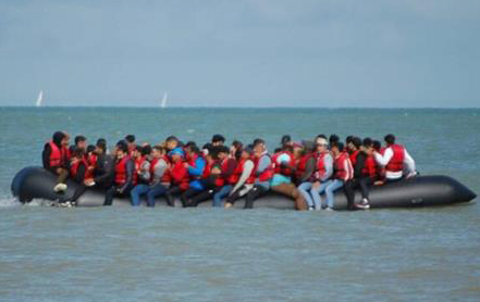 Thuyền chở người di cư vượt eo biển Manche.