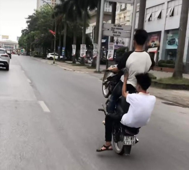  Hình ảnh 02 nam thanh, thiếu niên chạy xe “bốc đầu” trên đường