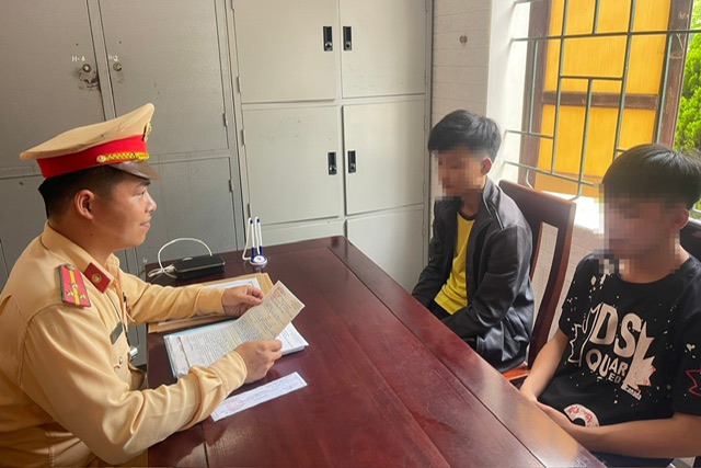  Đội CSGT-TT Công an TP Vinh làm việc với L.B.Q. và Tr.H.Q.