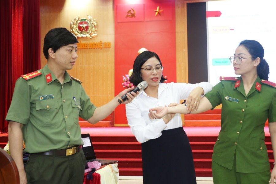 Cán bộ, chiến sĩ, đoàn viên công đoàn Công an tỉnh được trang bị các kiến thức về công tác an toàn, vệ sinh lao động