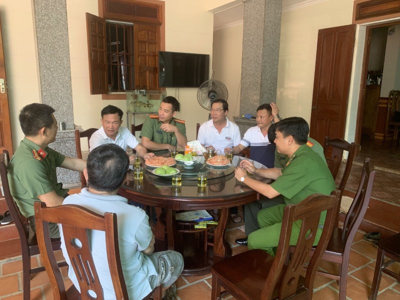 Đoàn tưởng niệm ông Phan Tuấn Dũng tham gia Chiến dịch Điện Biên Phủ và chia sẻ với thân nhân gia đình
