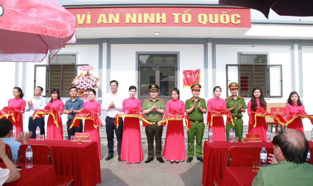 Các đại biểu cắt băng khánh thành trụ sở Công an xã Đặng Sơn