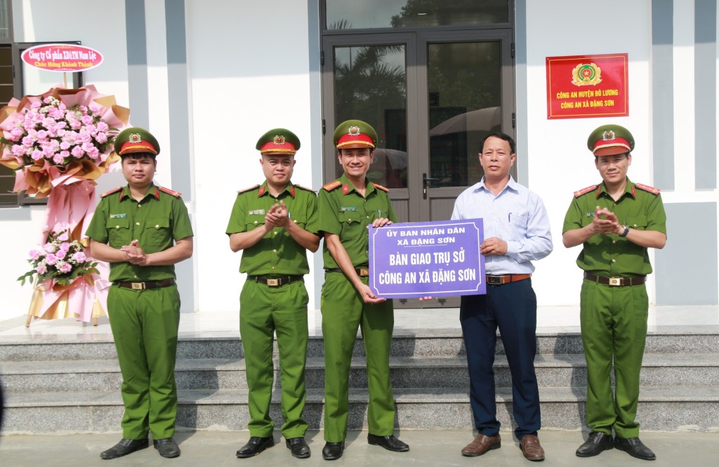 Bàn giao trụ sở làm việc cho Công an xã Đặng Sơn 