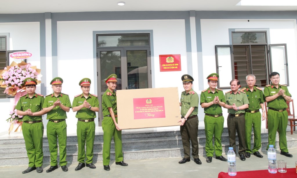 Đồng chí Giám đốc Công an tỉnh tặng quà Công an xã