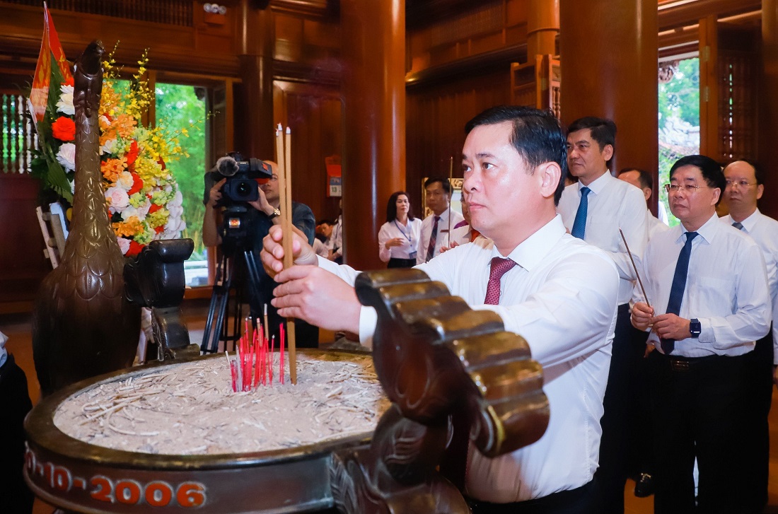 Đồng chí Thái Thanh Quý, Ủy viên Ban Chấp hành Trung ương Đảng, Bí thư Tỉnh ủy, Chủ tịch HĐND tỉnh, Trưởng Đoàn đại biểu Quốc hội tỉnh dâng hương lên anh linh Chủ tịch Hồ Chí Minh