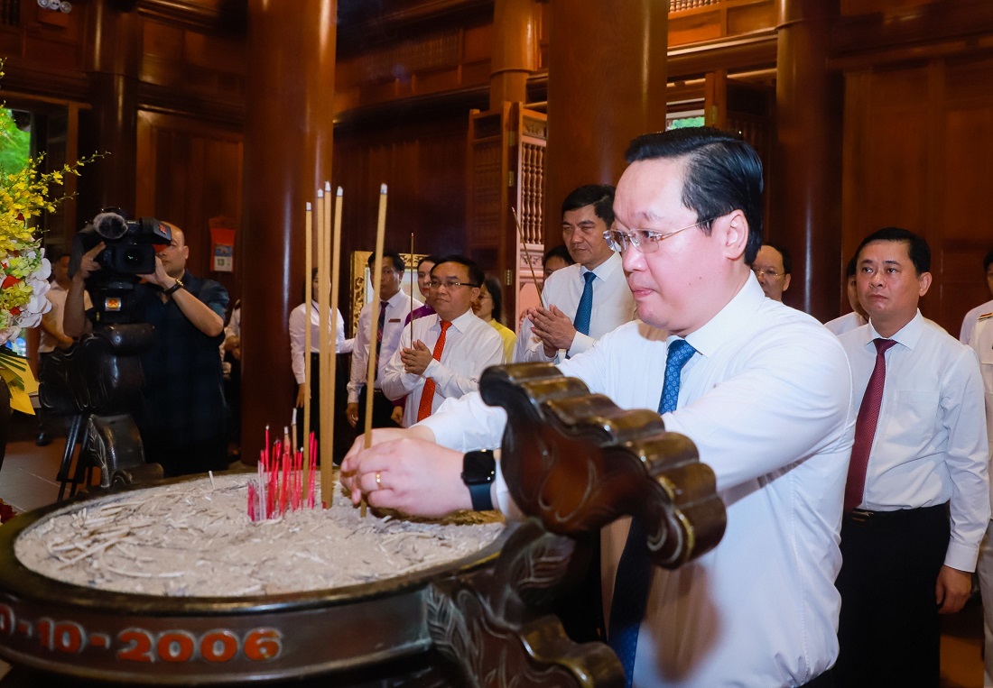 Đồng chí Nguyễn Đức Trung, Phó Bí thư Tỉnh ủy, Chủ tịch UBND tỉnh dâng hương lên anh linh Chủ tịch Hồ Chí Minh
