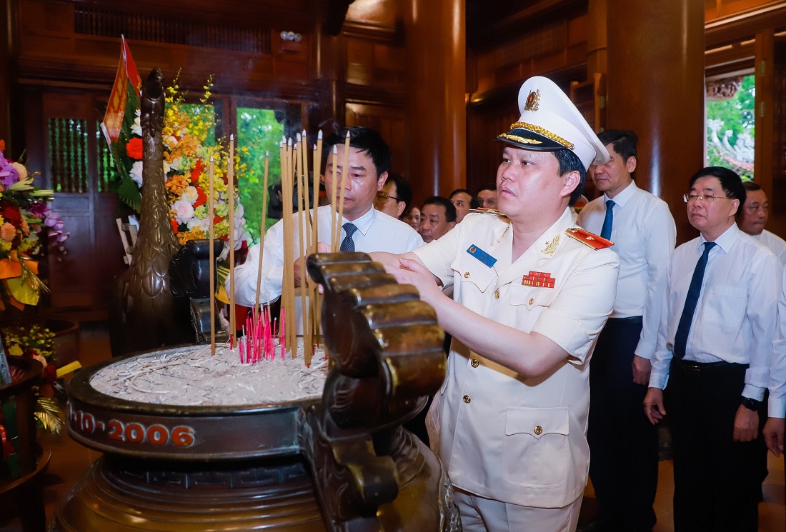Đồng chí Thiếu tướng Bùi Quang Thanh, Ủy viên Ban Thường vụ Tỉnh ủy, Bí thư Đảng ủy Giám đốc Công an tỉnh dâng hương lên anh linh Chủ tịch Hồ Chí Minh