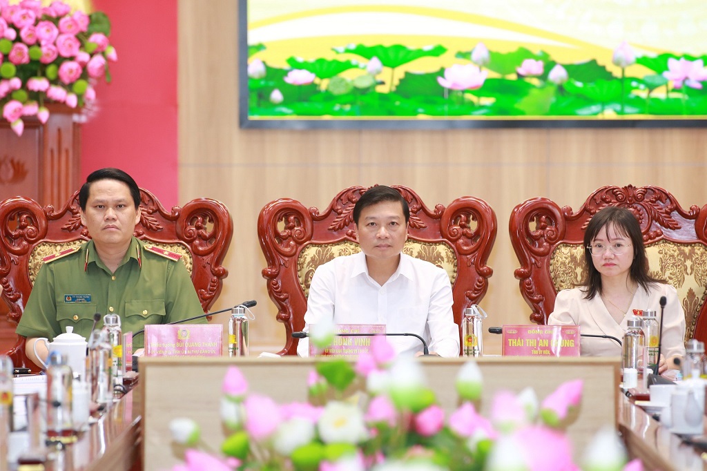 Các đồng chí: Lê Hồng Vinh, Ủy viên Ban Thường vụ Tỉnh ủy, Phó Chủ tịch Thường trực UBND tỉnh Nghệ An; Thiếu tướng Bùi Quang Thanh, Ủy viên Ban Thường vụ Tỉnh ủy, Giám đốc Công an tỉnh; Thái Thị An Chung, Ủy viên Ban Chấp hành Đảng bộ tỉnh, Phó Trưởng Đoàn Đại biểu Quốc hội tỉnh Nghệ An đồng chủ trì Hội thảo.