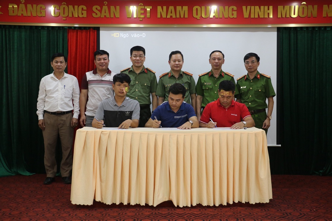 Đại diện các doanh nghiệp ký cam kết thực hiện mô hình