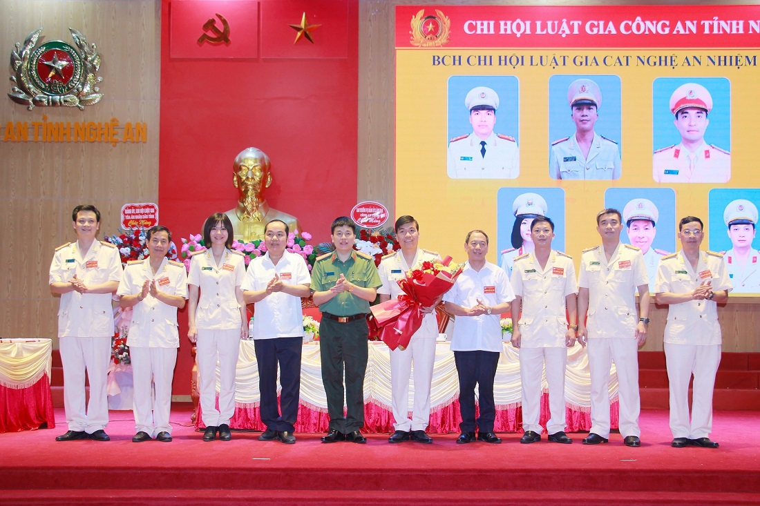 Các đồng chí: Hoàng Quốc Hào - Chủ tịch Hội Luật gia tỉnh; Trần Ngọc Sơn - Chánh án Tòa án nhân dân tỉnh, Phó Chủ tịch Hội Luật gia tỉnh; Đại tá Trần Hồng Quang - Phó Giám đốc Công an tỉnh tặng hoa chúc mừng Ban Chấp hành Chi hội Luật gia Công an tỉnh nhiệm kỳ 2024 - 2029