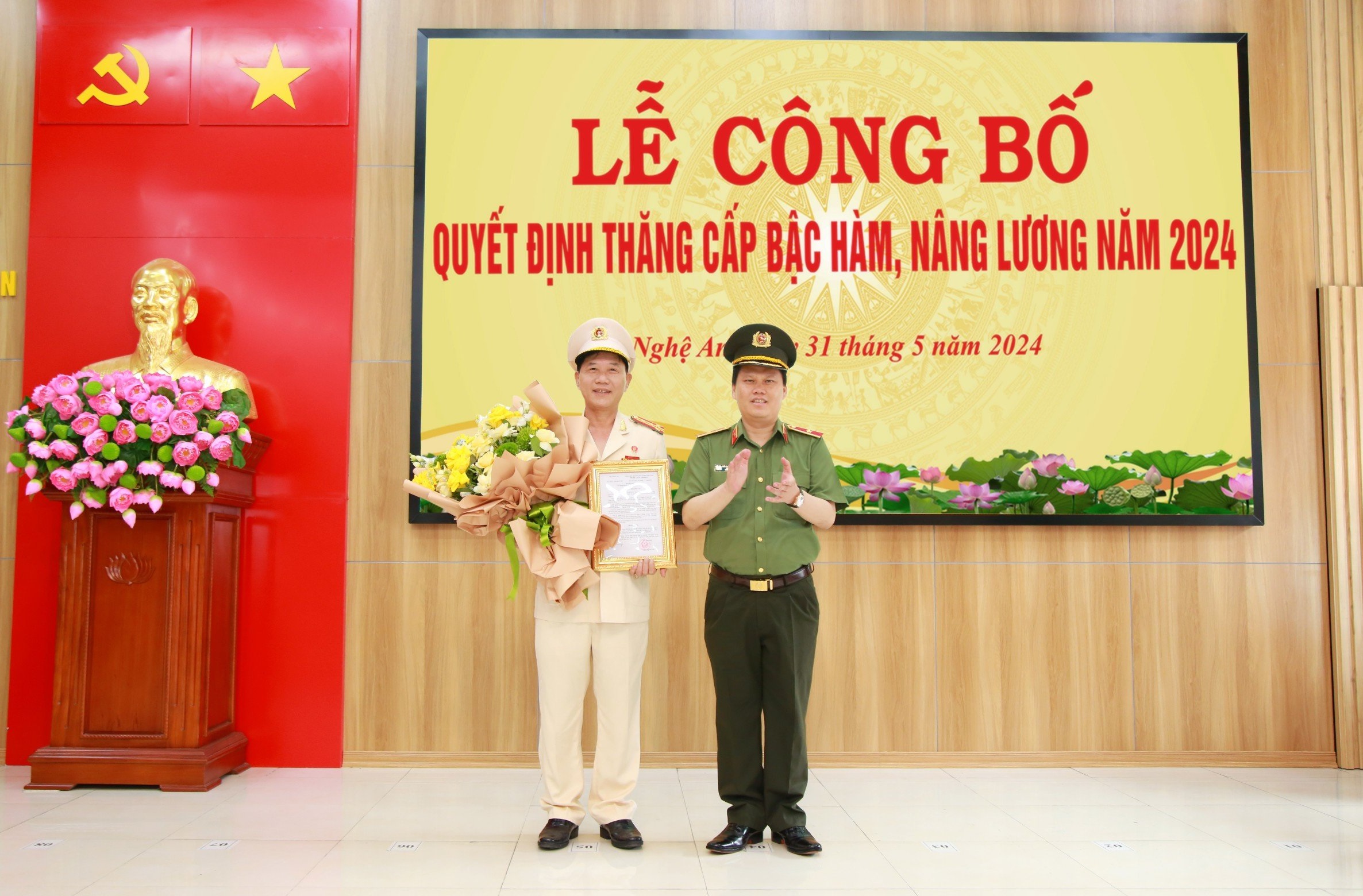 Đồng chí Giám đốc Công an tỉnh thừa ủy quyền Bộ Trưởng Bộ Công an trao Quyết định nâng bậc lương đối với đồng chí Đại tá Lê Văn Thái, Phó Giám đốc Công an tỉnh
