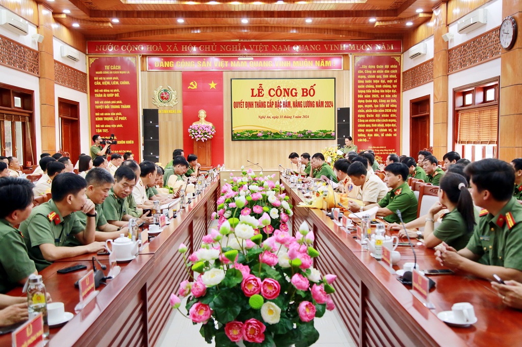Các đại biểu tham dự buổi Lễ công bố Quyết định thăng cấp bậc hàm, nâng bậc lương năm 2024