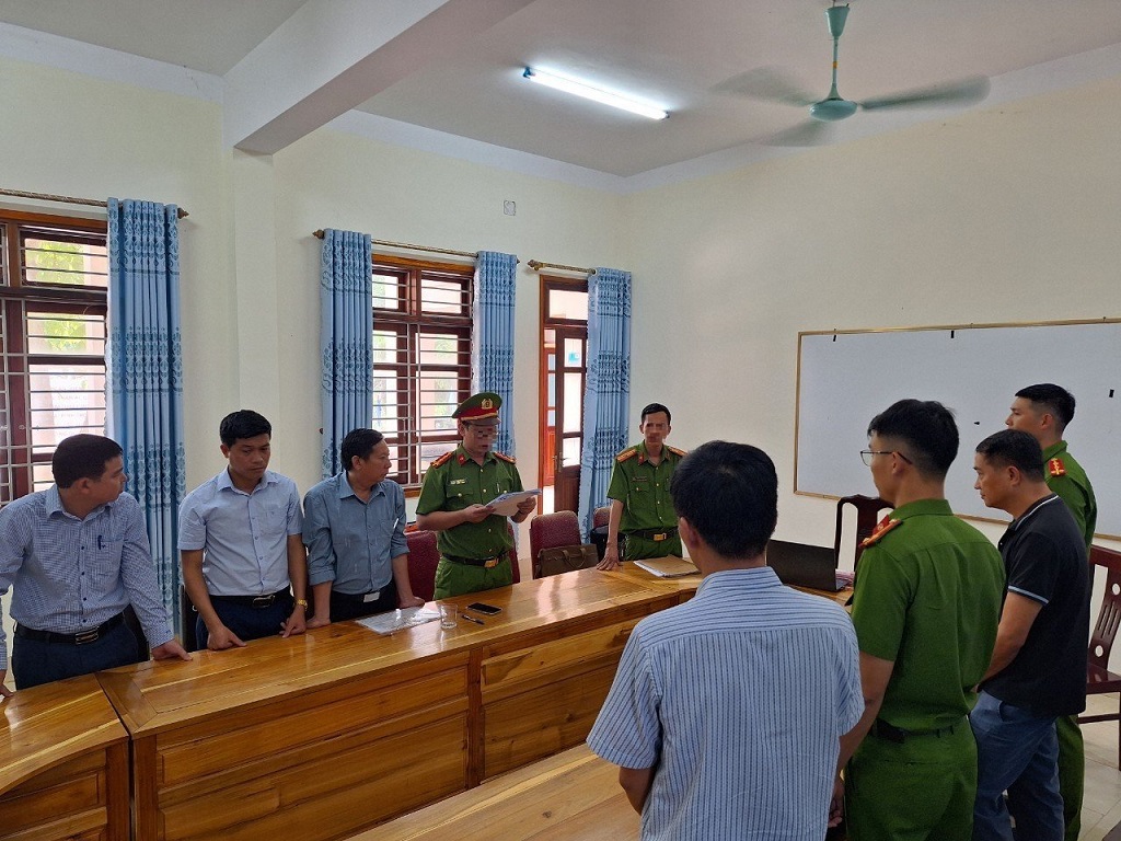 Cơ quan chức năng tống đạt quyết định khởi tố vụ án, khởi tố bị can và ra lệnh bắt tạm giam đối với Phạm Mạnh Hùng và Trương Xuân Cường