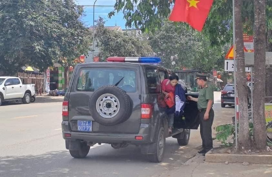 Thí sinh người dân tộc Thái là Vi Thị Cường (tại bản Nậm Xái, xã Quang Phong, huyện Quế Phong) được Công an huyện kịp thời hỗ trợ để tham dự kỳ thi lớp 10 năm nay