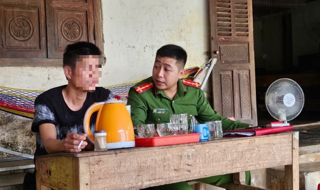 Công an xã Châu Hạnh tiếp tục đến nhà để động viên anh C. 