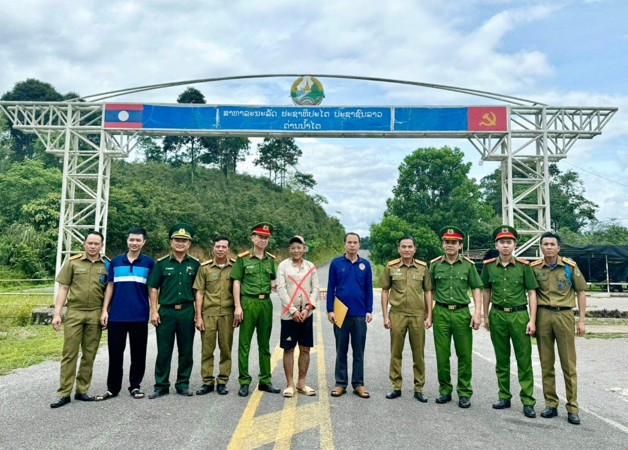 Công an huyện Quế Phong tiếp nhận đối tượng Lương Thị Hiền (X)