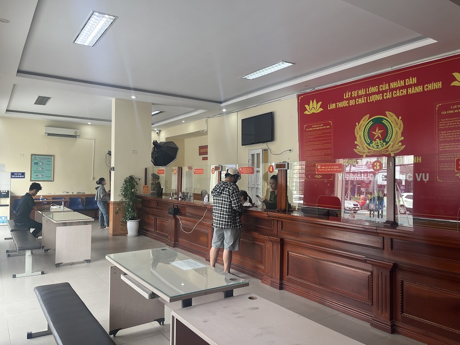 Người dân cần sửa sai, cập nhật thông tin về CCCD cần đến Cơ quan Công an gần nhất để được hướng dẫn, tránh trở thành “con mồi” cho kẻ gian lừa đảo, chiếm đoạt tài sản	