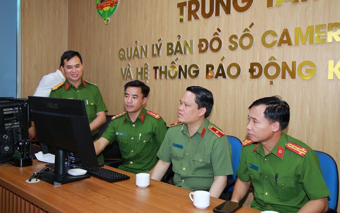 Các đồng chí trong Ban Giám đốc Công an tỉnh tham quan Trung tâm bản đồ số quản lý hệ thống camera an ninh và hệ thống báo động khẩn cấp