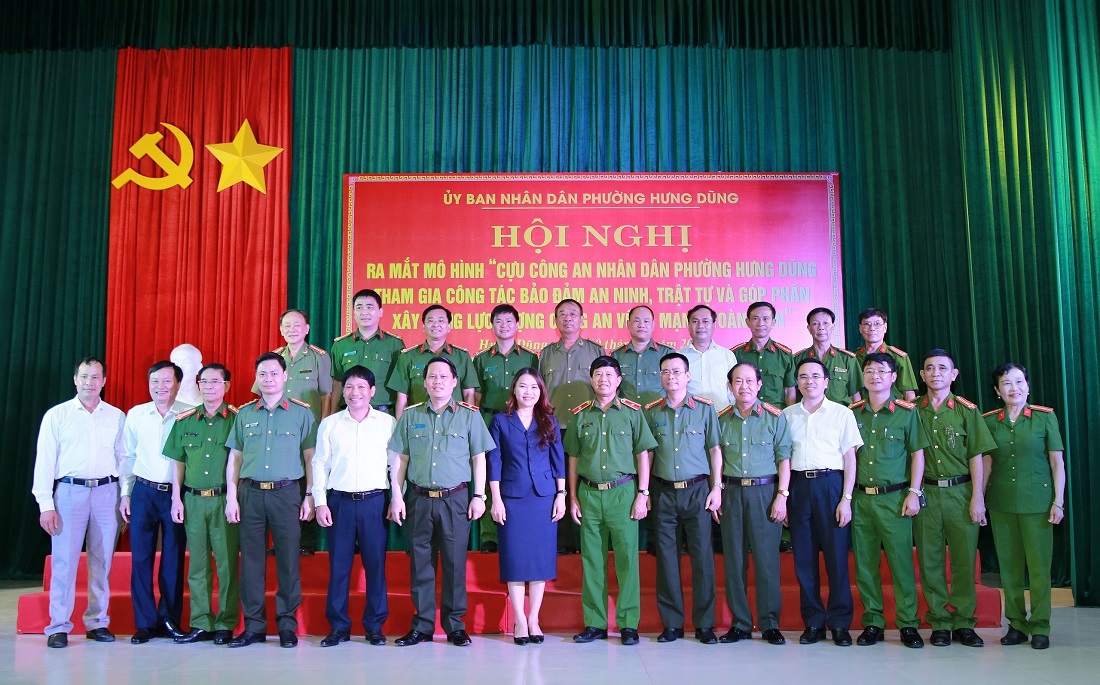 Các đại biểu chụp ảnh lưu niệm tại Hội nghị ra mắt mô hình