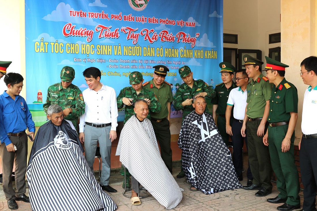 Chương trình “Tay kéo biên phòng”, cắt tóc cho học sinh và người dân có hoàn cảnh khó khăn
