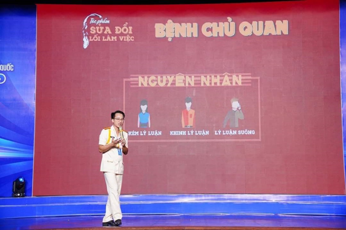 Thiếu tá Nguyễn Sỹ Nguyên trình bày chuyên đề “Nhận diện “bệnh chủ quan” của một bộ phận thanh niên trong bảo vệ nền tảng tư tưởng của Đảng, đấu tranh phản bác các quan điểm sai trái, thù địch trên không gian mạng hiện nay”