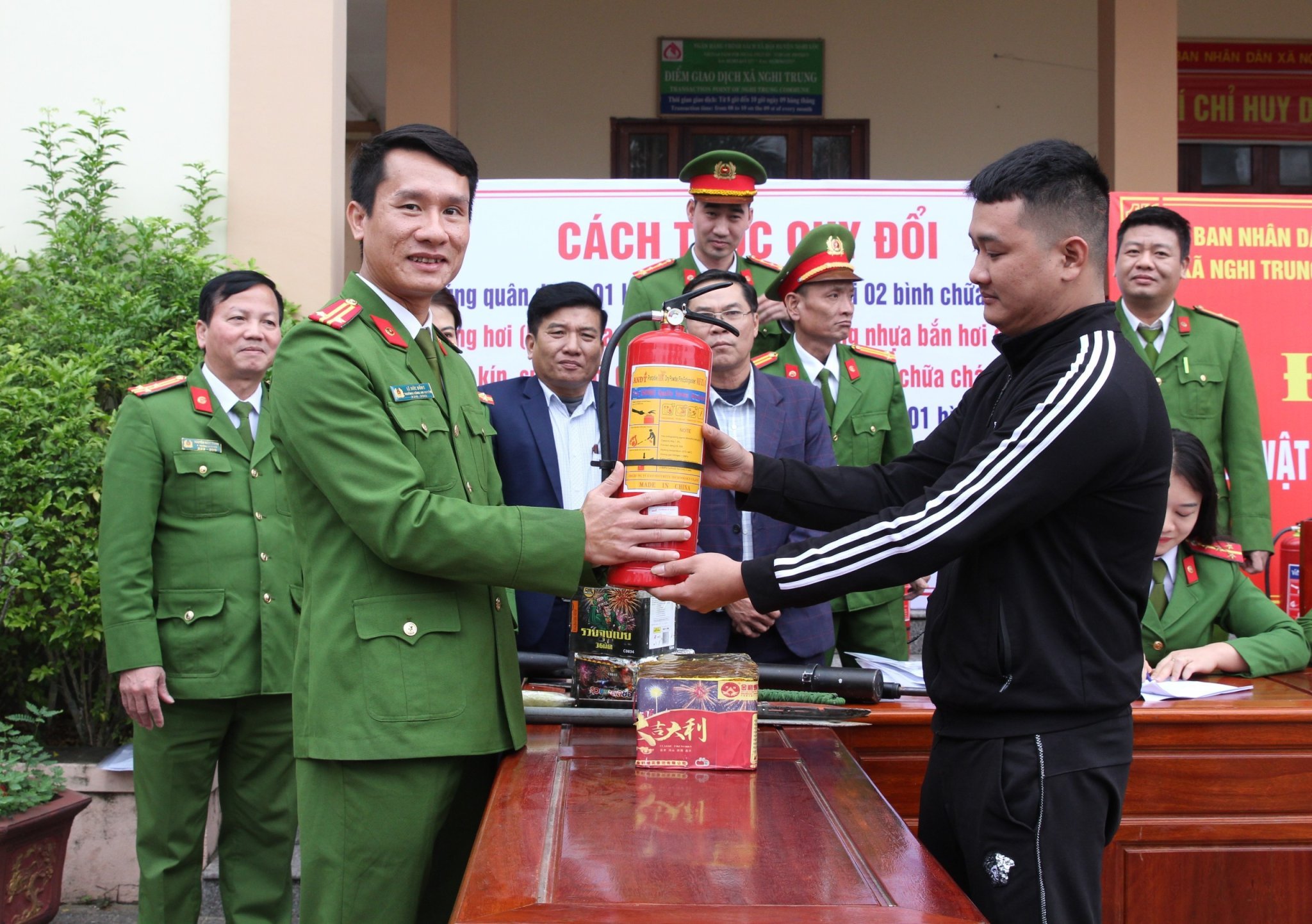 Mô hình vận động thu hồi “Đổi VK, CCHT, pháo lấy bình chữa cháy” phát huy hiệu quả trong thời gian qua