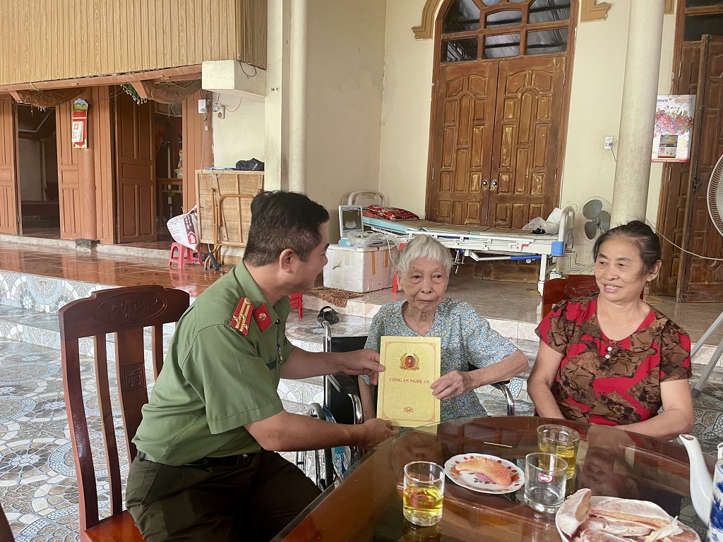 Đoàn công tác thăm hỏi, tặng quà Bà mẹ Việt Nam anh hùng Thái Thị Yêm.