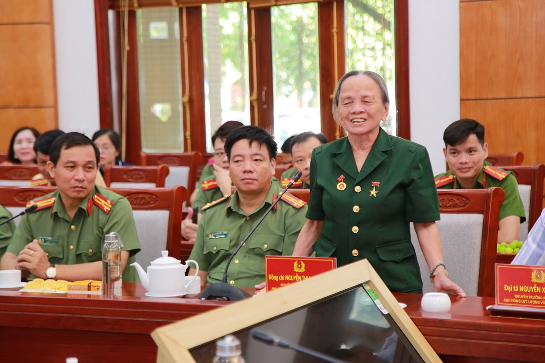 Thiếu tá, Anh hùng lực lượng vũ trang nhân dân Nguyễn Thị Minh Châu phát biểu tại buổi gặp mặt