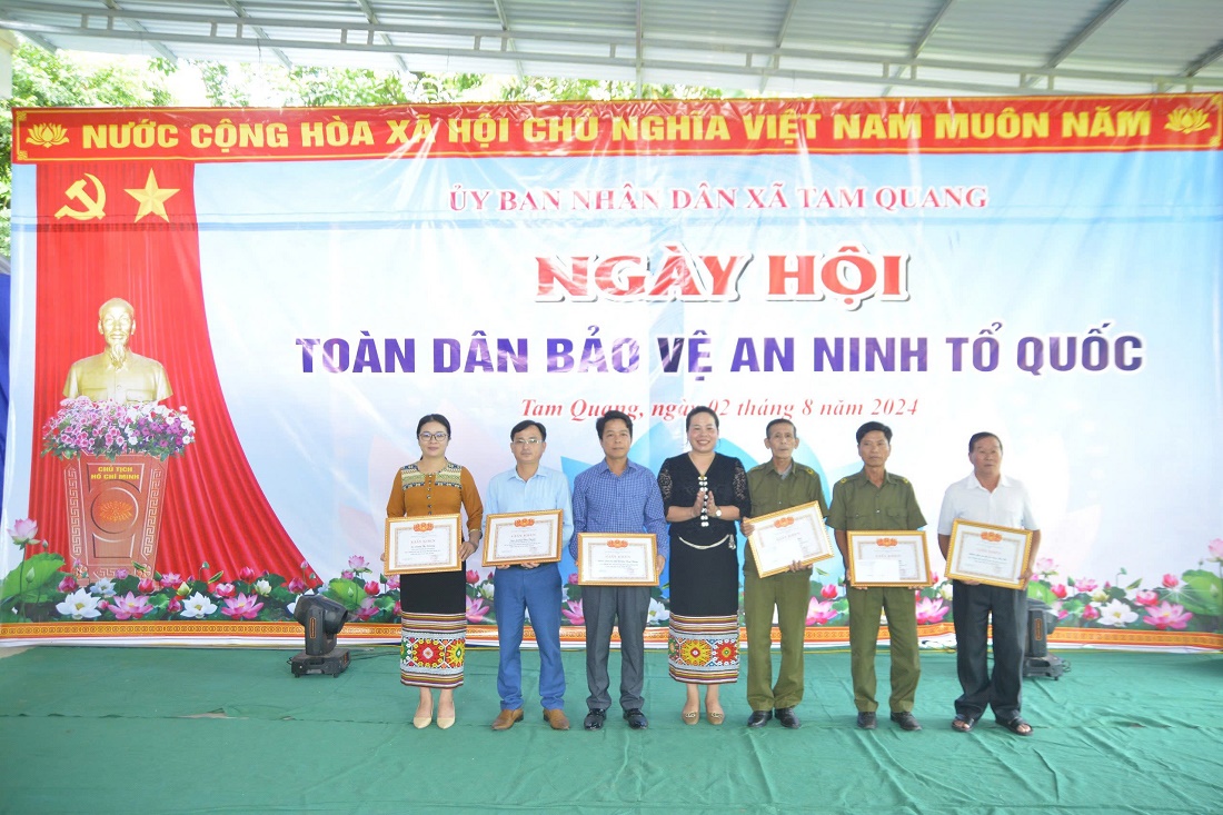 UBND xã Tam Quang khen thưởng các tập thể, cá nhân có thành tích xuất sắc trong phong trào toàn dân bảo vệ ANTQ năm 2024