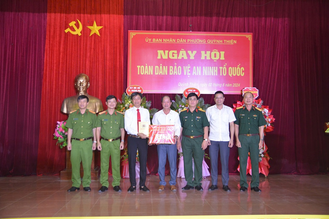 Ban chỉ đạo phòng, chống tội phạm, tệ nạn xã hội và xây dựng phong trào toàn dân bảo vệ ANTQ tỉnh Nghệ An và Công an tỉnh Nghệ An trao tặng quà cho Nhân dân và cán bộ phường Quỳnh Thiện