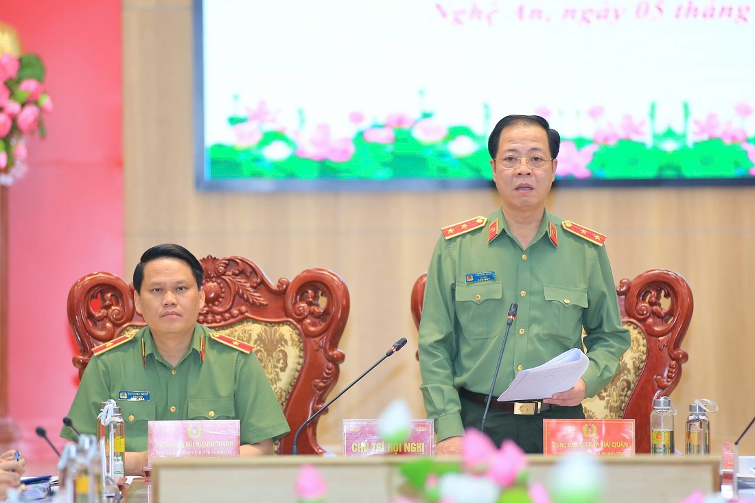 Đồng chí Trung tướng Trần Hải Quân, Ủy viên Đảng ủy Công an Trung ương, Bí thư Đảng ủy, Tư lệnh Bộ Tư lệnh Cảnh vệ phát biểu tại Hội nghị
