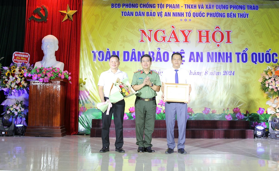 Trao Giấy khen của Giám đốc Công an tỉnh cho cán bộ và Nhân dân phường Bến Thủy