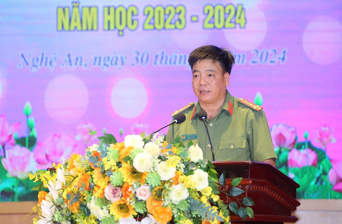 Đồng chí Thượng tá Nguyễn Trọng Khanh, Trưởng phòng Công tác đảng và công tác chính trị trình bày báo cáo đề dẫn công tác chăm sóc, giáo dục, bảo vệ trẻ em và thành tích học tập năm học 2023 - 2024 của con CBCS Công an Nghệ An