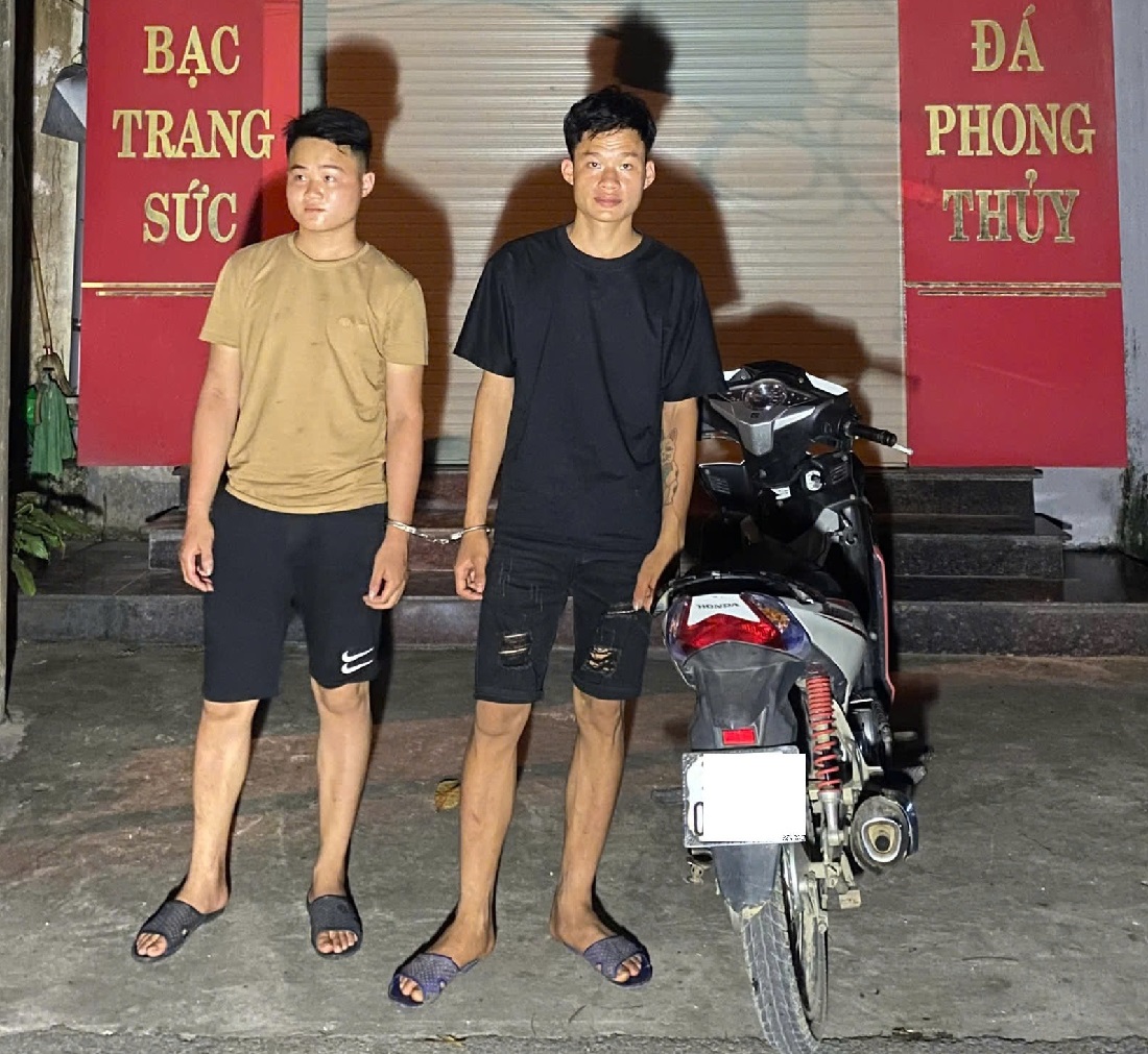 Đối tượng Lương Văn Cáng và Vi Văn Trung cùng tang vật của vụ án được Công an huyện Quỳ Châu thu giữ