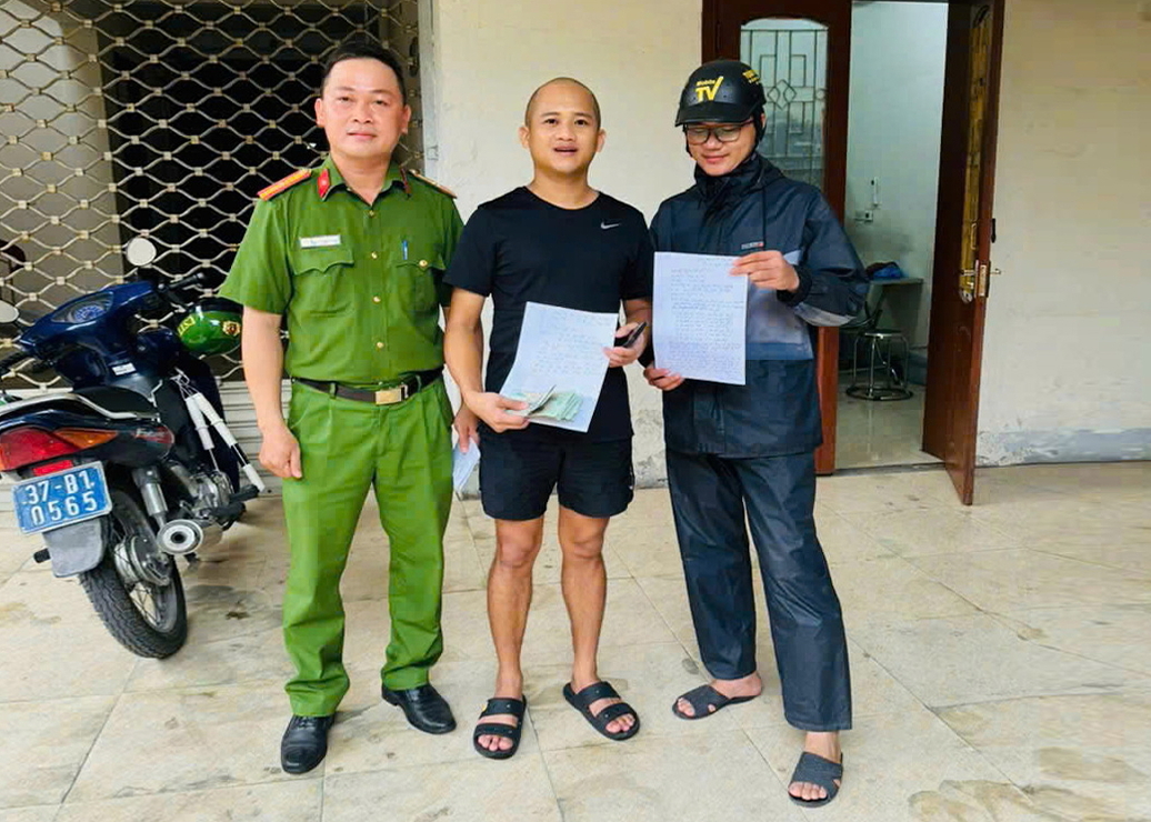 Công an thành phố Vinh trao trả số tiền cho anh Nguyễn Sỹ Minh