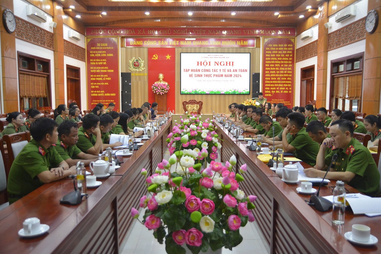 Đông đảo cán bộ làm công tác y tế và cấp dưỡng Công an các đơn vị, địa phương tham gia lớp tập huấn