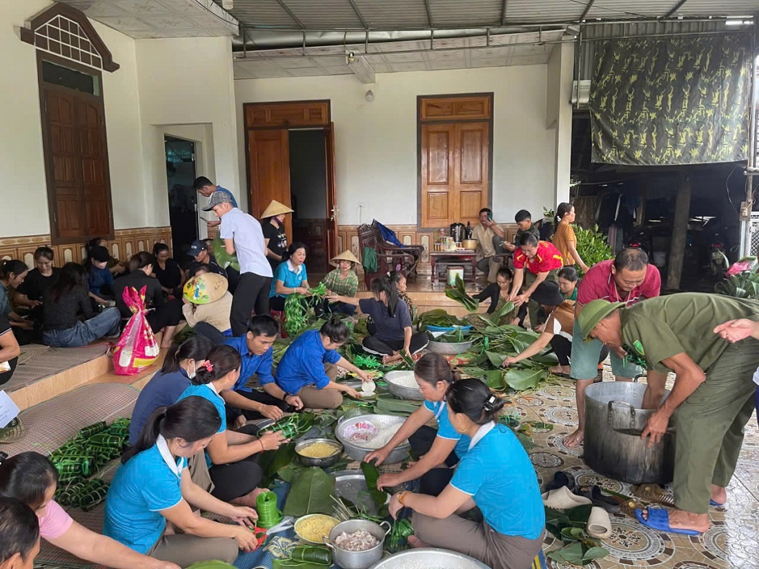 Với tinh thần khẩn trương, tất bật, hơn 1.000 chiếc bánh chưng đã hoàn thành, kịp chuyến hàng cứu trợ gửi đến bà con vùng bão lũ