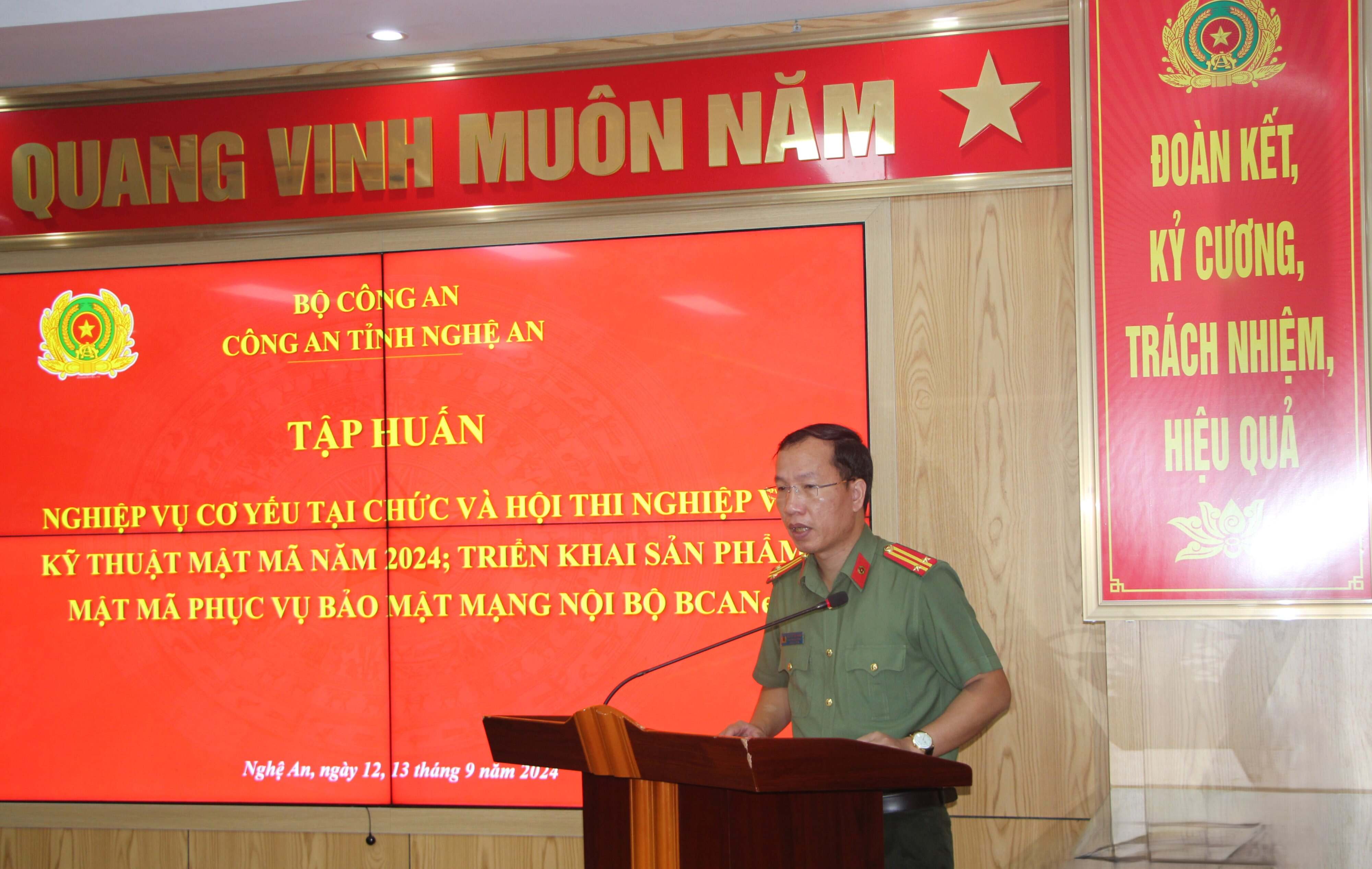 Trung tá Nguyễn Tiến Dương – Phó trưởng phòng Tham mưu phát biểu tại lễ khai giảng