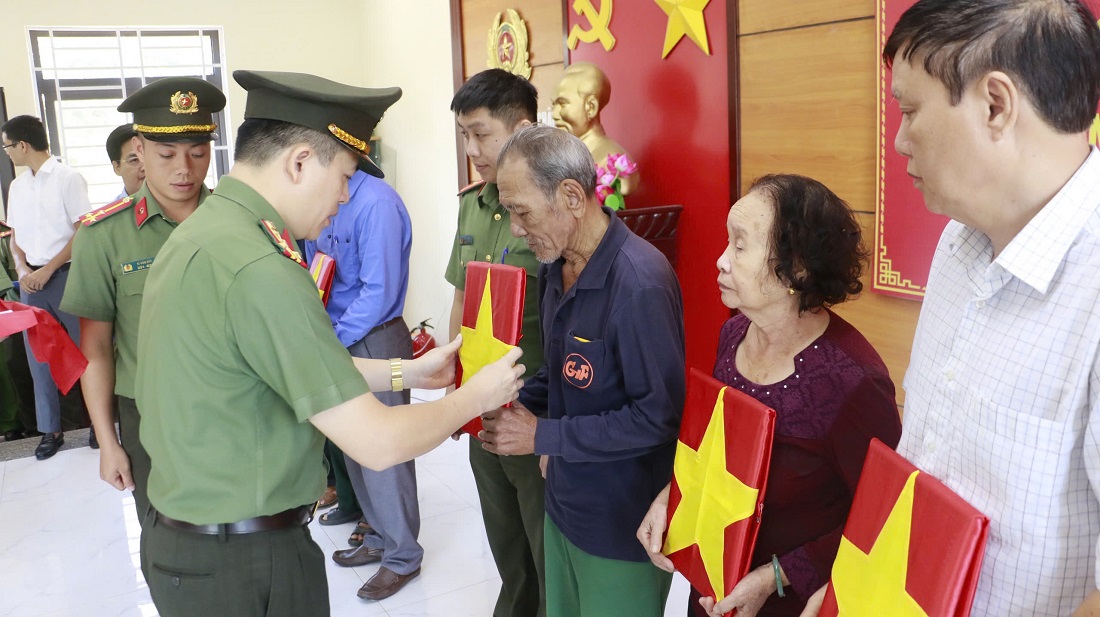 Trân trọng bàn giao ảnh phục dựng cho thân nhân Liệt sĩ