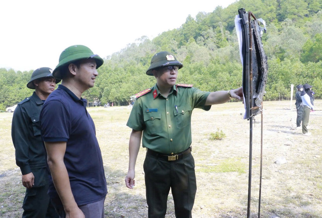 Đồng chí Đại tá Trần Hồng Quang, Phó Bí thư Đảng ủy, Phó Giám đốc Công an tỉnh tập luyện nội dung bắn súng