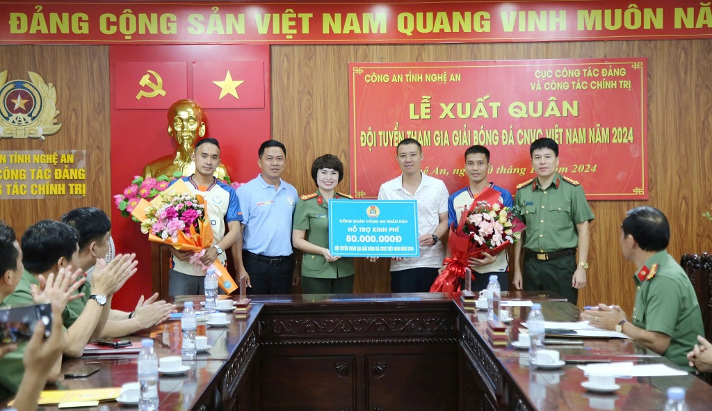Thượng tá Công Thanh Thảo, Ủy viên BCH Tổng Liên đoàn Lao động Việt Nam, Trưởng Ban Công đoàn CAND trao&nbsp;quà cho các vận động viên