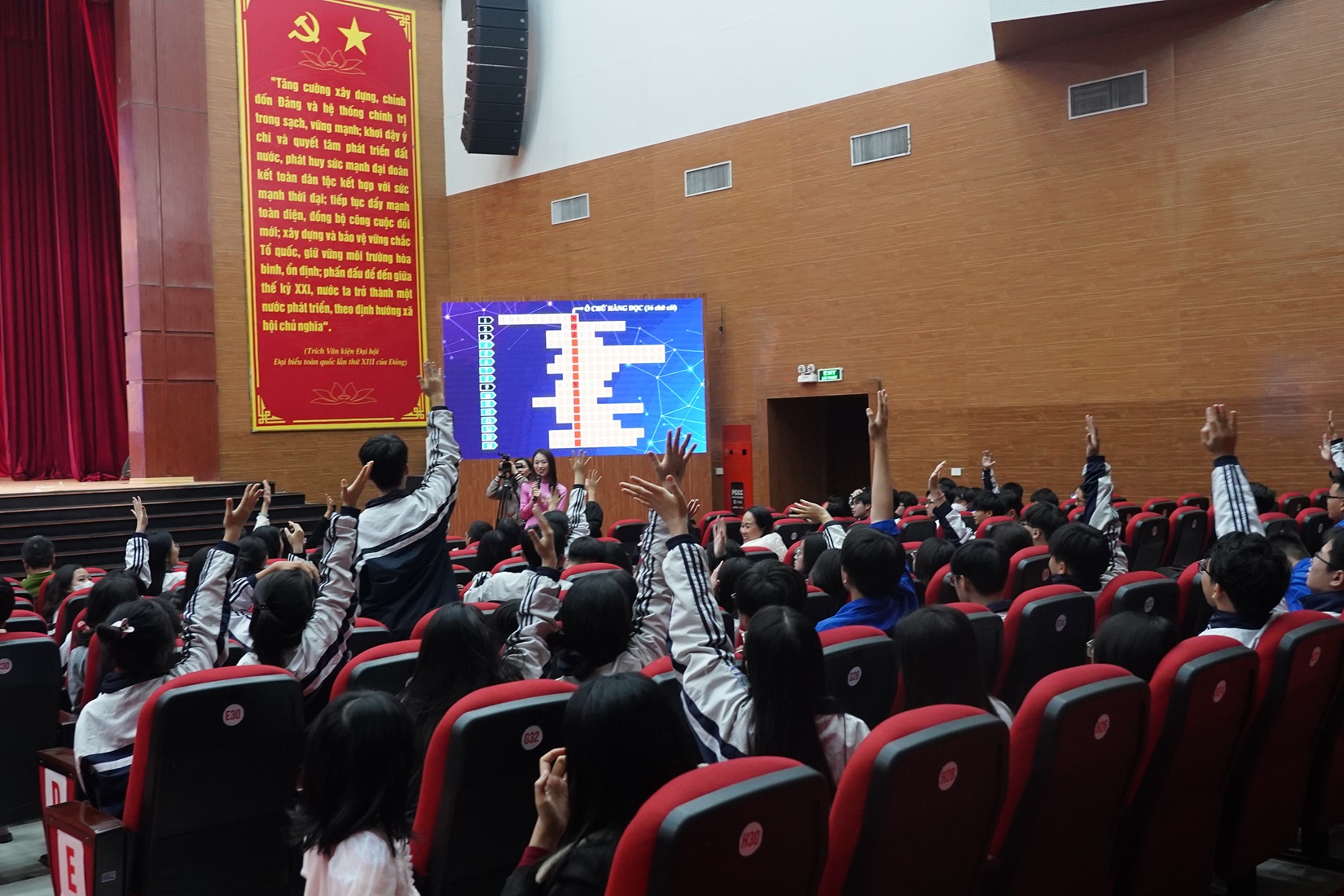 Các bạn học sinh tham gia chương trình